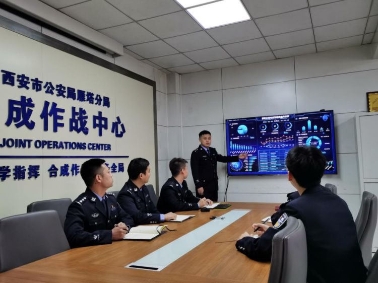 王翔和同事在进行日常工作研判.